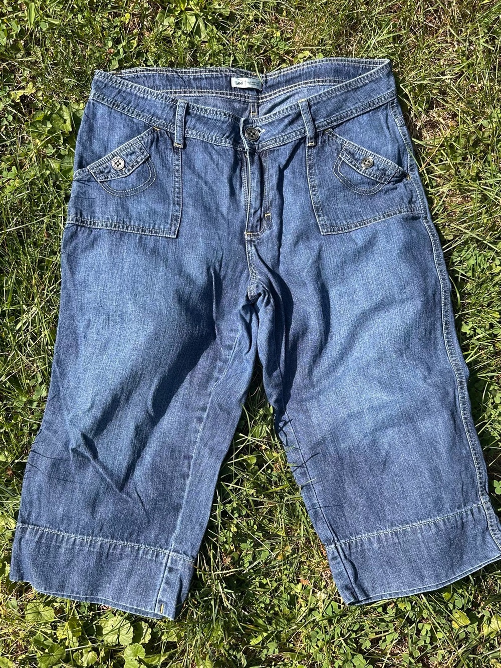 Y2K Vintage Lee Women’s Mid Rise Faded Blue Denim Capris - Cropped Relaxed Fit
